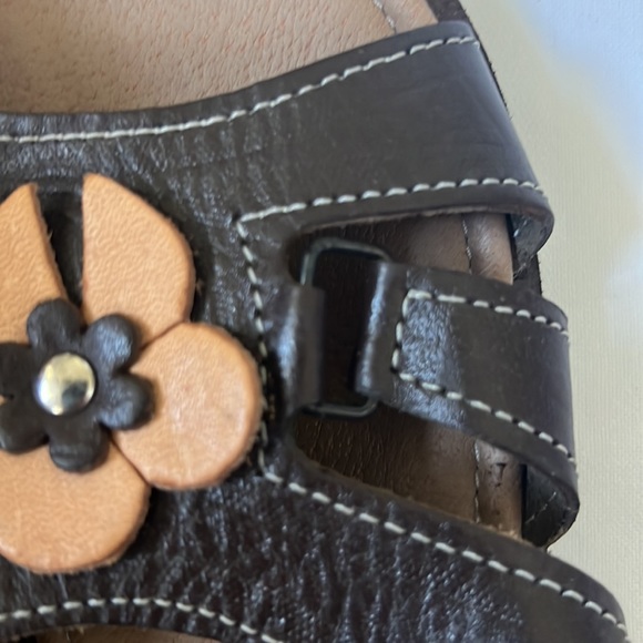 Size 3 Girls (US) Brown & Tan Flower Sandals - Picture 7 of 13